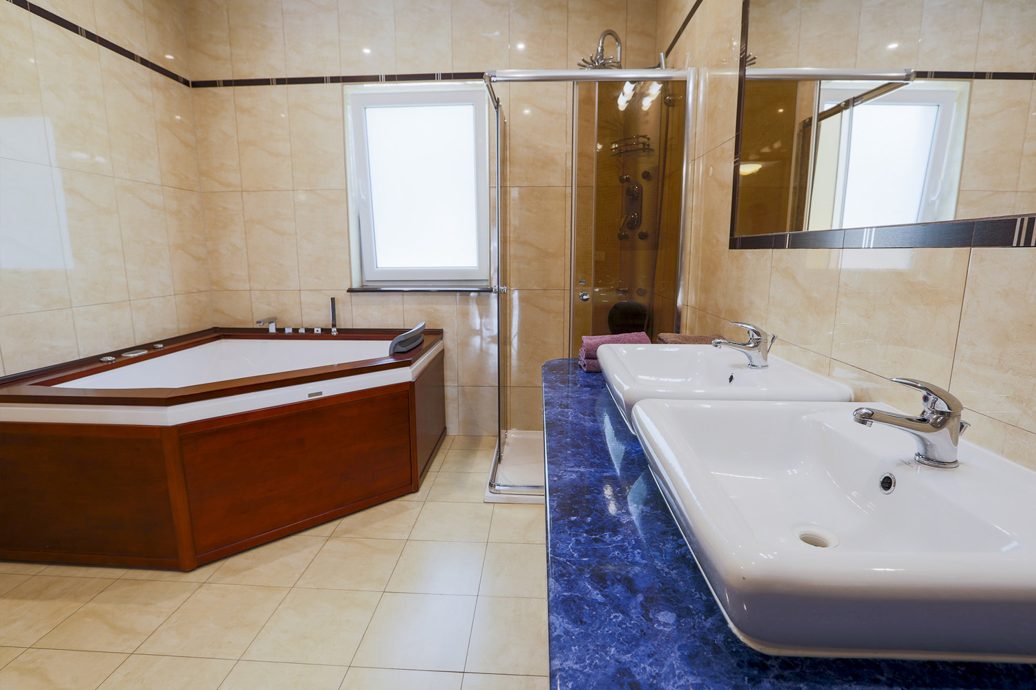 łazienka z prysznicem i wanną z hydromasażem domy wakacyjne louisa park łagów lubuski